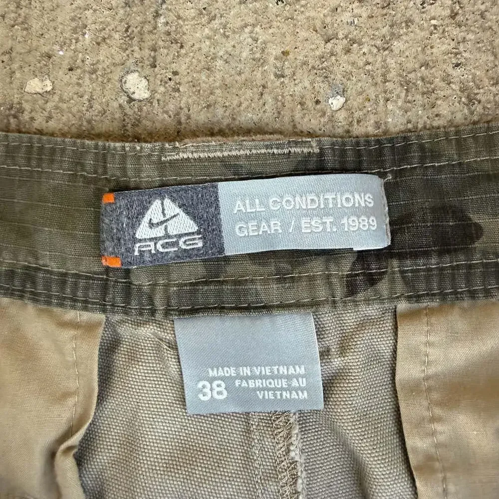 Nike ACG All Conditions Gear Cargo Shorts Mens Size 38 Beige